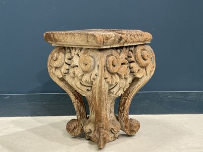 Grand chapiteau en bois sculpté formant support.
XVIII°...
