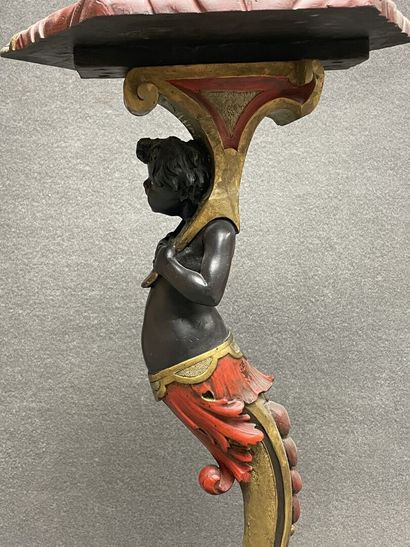 Guéridon en bois sculpté patiné, figurant...