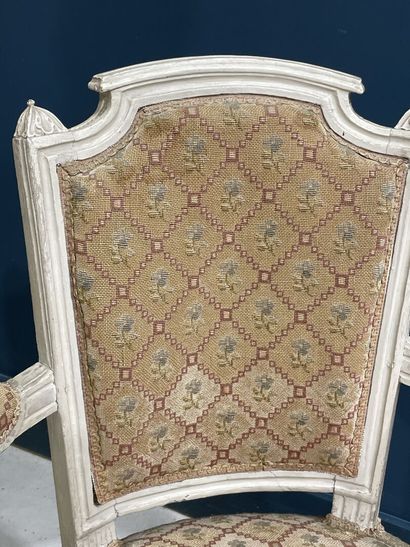 Paire de fauteuils en bois sculpté laqué.
Epoque...