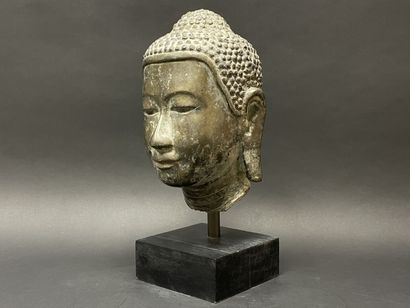 Tête de Bouddha au doux sourire, yeux mi-clos....