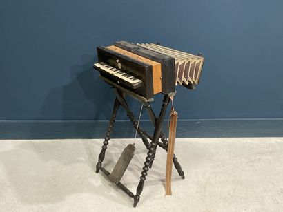 Harmoniflûte XIX° sur son socle en bois tourné....