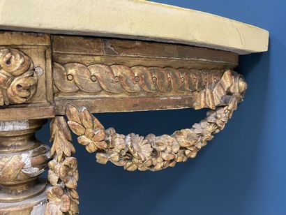 Console en bois sculpté et doré, plateau...