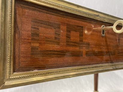 Bureau en placage d'acajou et marqueterie...