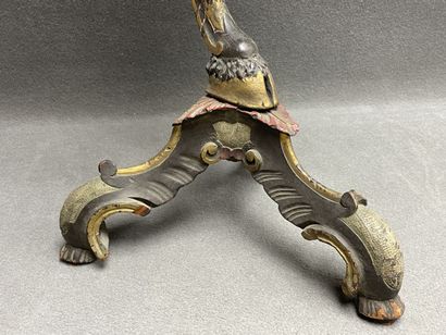 Guéridon en bois sculpté patiné, figurant...