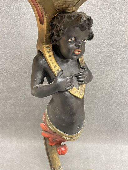 Guéridon en bois sculpté patiné, figurant...
