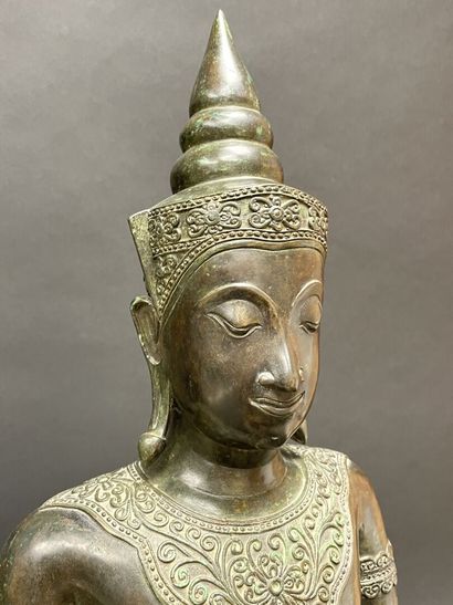 Bouddha au beau visage souriant, les yeux...