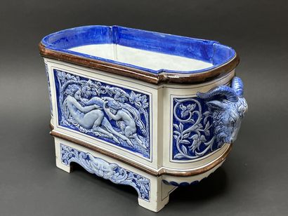 GIEN période 1866-1871
Très importante jardinière...