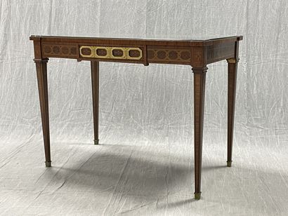 Table de salon marquetée
Style Louis XVI...