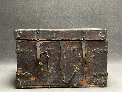 Coffret de voyage XVII°
Bois et ferronneries,...