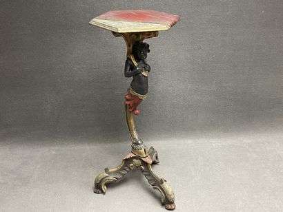 Guéridon en bois sculpté patiné, figurant...