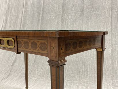 Table de salon marquetée
Style Louis XVI...