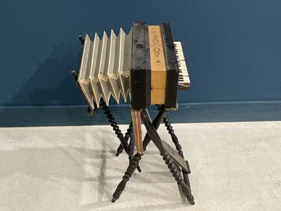 Harmoniflûte XIX° sur son socle en bois tourné....