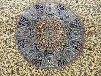 Grand tapis en soie, avec cartouche sur fond...