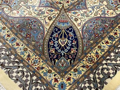 Grand tapis en soie, avec cartouche sur fond...