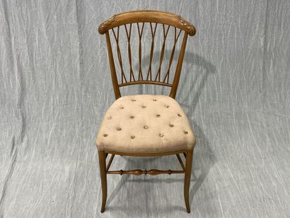 Suite de six chaises légères en bois blond,...