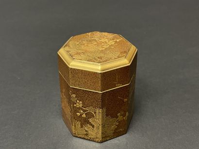 Petite boite octogonale en laque hiramaki-e...