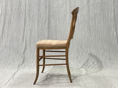 Suite de six chaises légères en bois blond,...