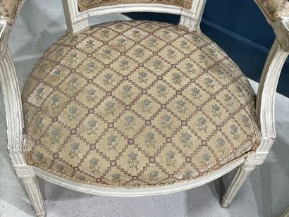 Paire de fauteuils en bois sculpté laqué.
Epoque...