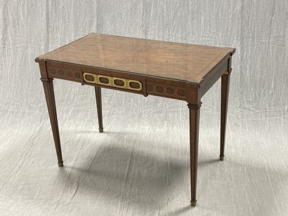 Table de salon marquetée
Style Louis XVI...
