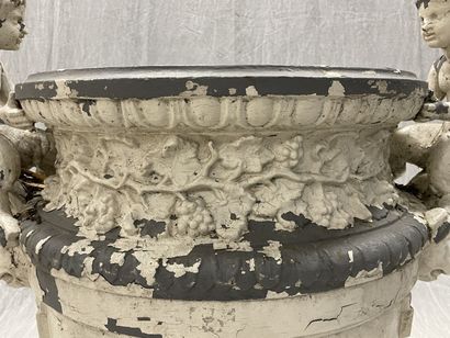 Grand vase aux amours.
Epreuve en fonte,...