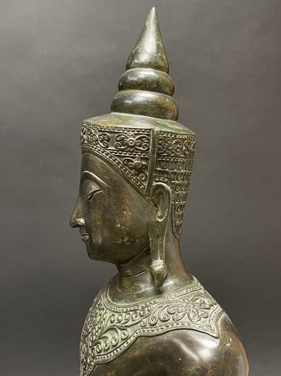 Bouddha au beau visage souriant, les yeux...