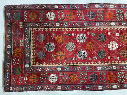 Tapis d'Orient en galerie. 
420 x 120 cm....