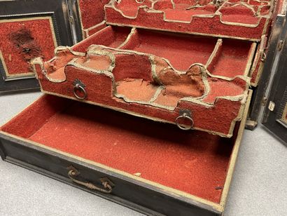 Coffret de voyage XVII°
Bois et ferronneries,...