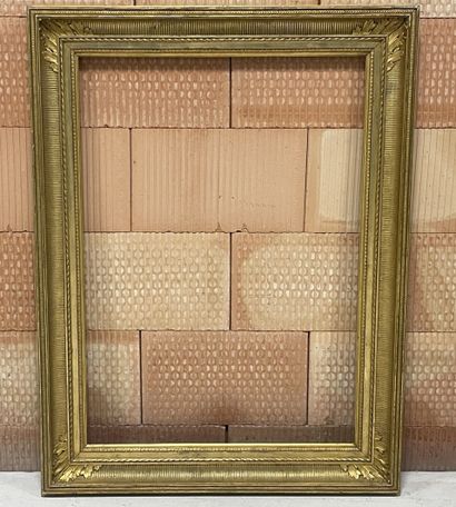 Grand cadre en bois et stuc doré. 
Dim. intérieur:...