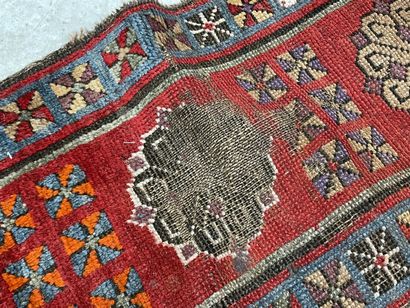 Tapis d'Orient en galerie. 
420 x 120 cm....