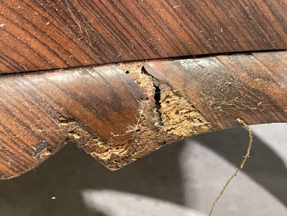 Paire d'encoignures galbées, en frisage en...
