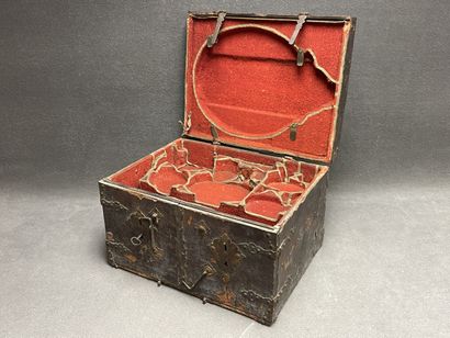 Coffret de voyage XVII°
Bois et ferronneries,...