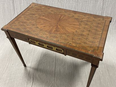 Table de salon marquetée
Style Louis XVI...