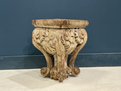 Grand chapiteau en bois sculpté formant support.
XVIII°...