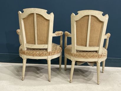 Paire de fauteuils en bois sculpté laqué.
Epoque...