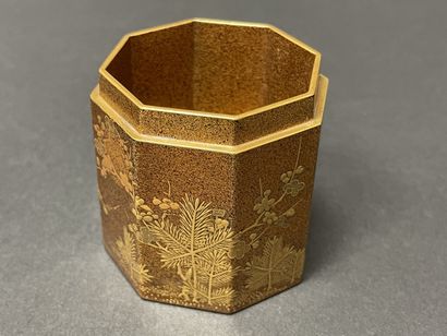 Petite boite octogonale en laque hiramaki-e...
