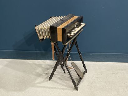 Harmoniflûte XIX° sur son socle en bois tourné....