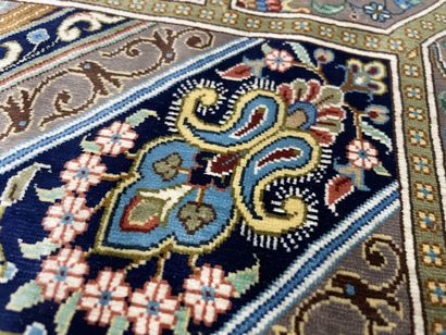 Grand tapis en soie, avec cartouche sur fond...