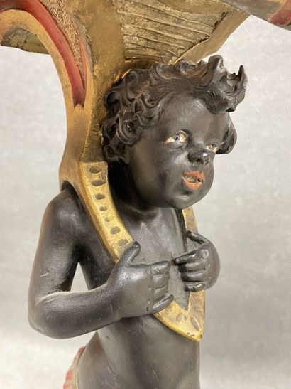 Guéridon en bois sculpté patiné, figurant...
