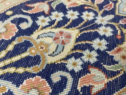 Grand tapis en soie, avec cartouche sur fond...