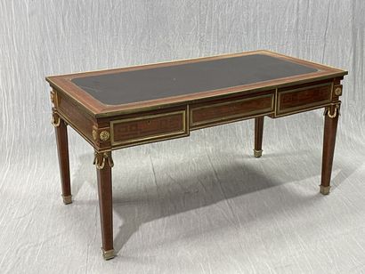 Bureau en placage d'acajou et marqueterie...