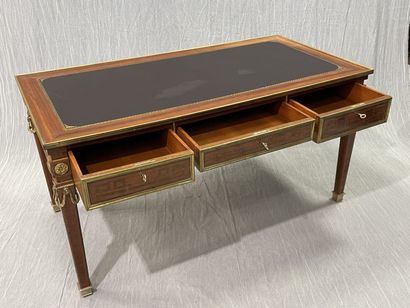 Bureau en placage d'acajou et marqueterie...