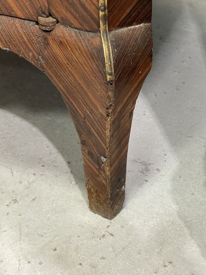 Paire d'encoignures galbées, en frisage en...