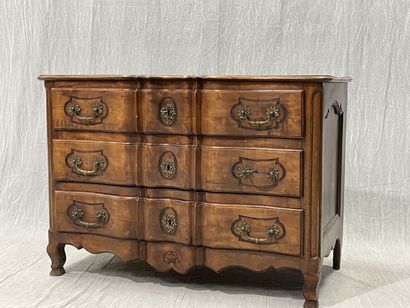 Commode en noyer mouluré, façade arbalète...