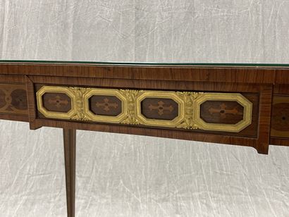 Table de salon marquetée
Style Louis XVI...