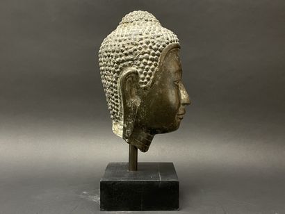 Tête de Bouddha au doux sourire, yeux mi-clos....