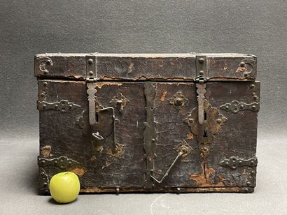 Coffret de voyage XVII°
Bois et ferronneries,...