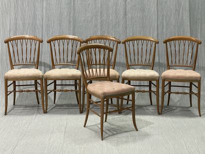 Suite de six chaises légères en bois blond,...