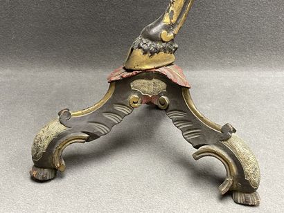 Guéridon en bois sculpté patiné, figurant...