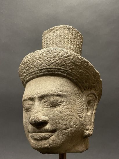 Tête de bouddha.
Vishnou, les yeux mi-clos,...