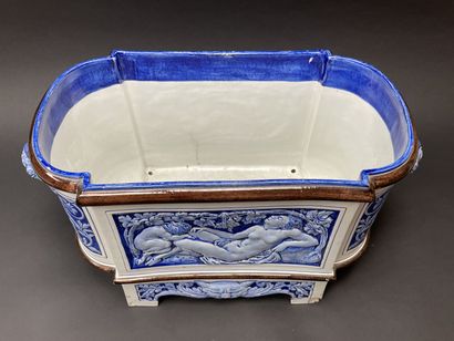 GIEN période 1866-1871
Très importante jardinière...